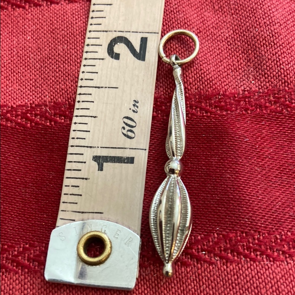 5/$10❤️❤️❤️Vintage 80s Silver Toned Twisted Pendant